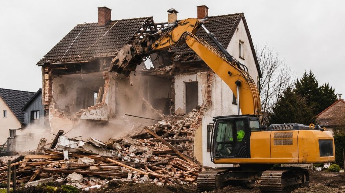 Zákon umožňující vyvlastňovat lidem domy a chaty kvůli stavbě bytovek byl schválen. Černé stavby naopak dostávají zelenou